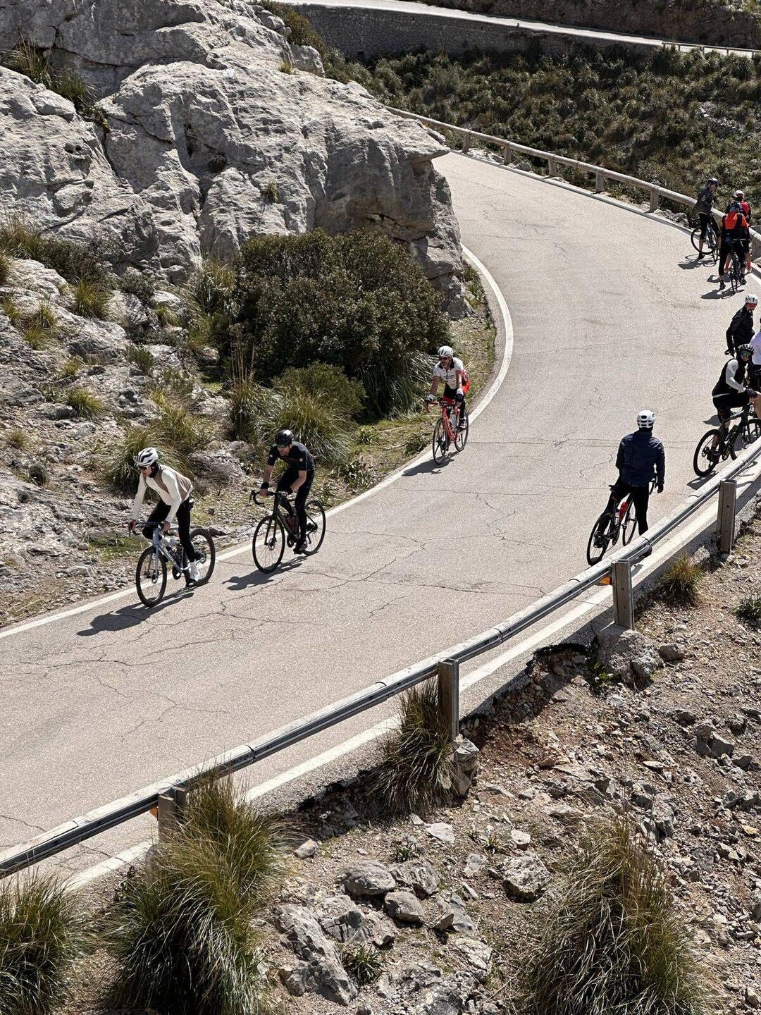 Radfahrer im Anstieg Sa Calobra